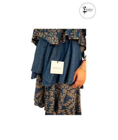 Abito di jeans con fantasia cucita a mano